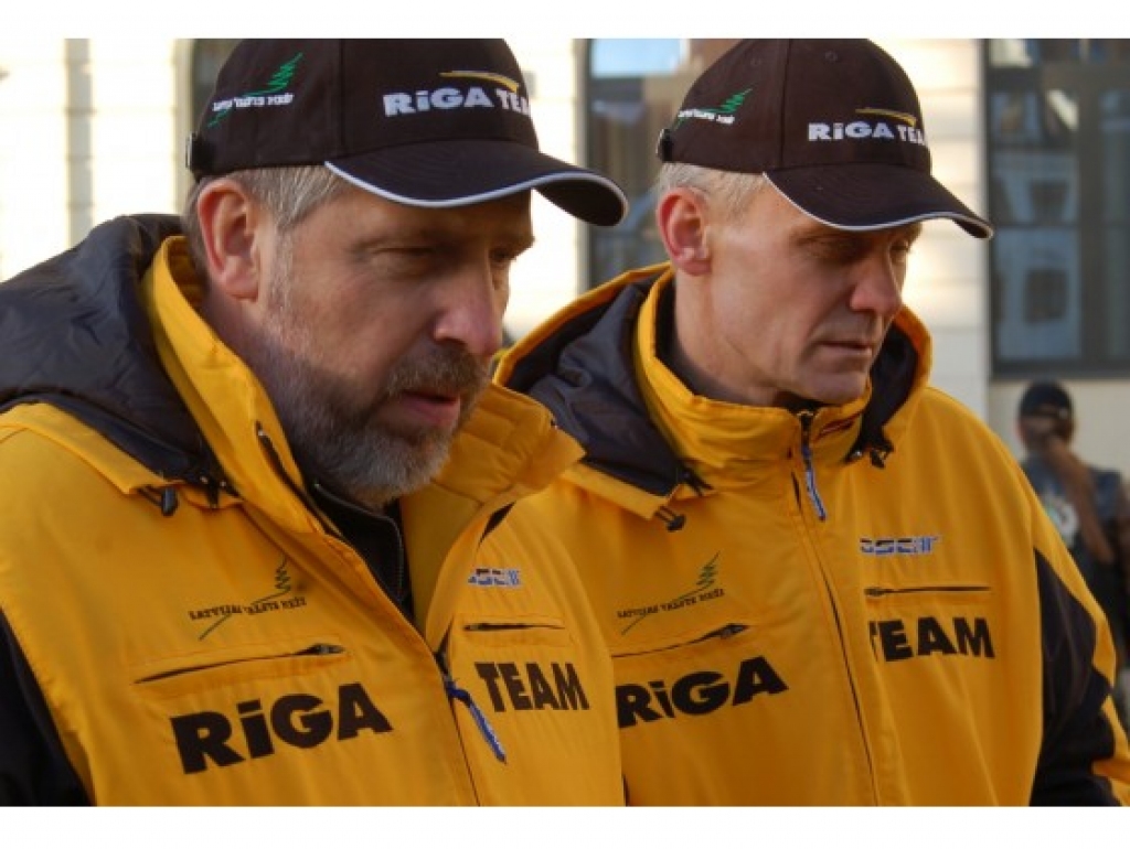  ''Riga Rally - Raid team''  dalībnieks Jānis Āzis (no kreisās) un OSCar automobiļu konstruktors Andris Dambis.
Autors: esports.lv