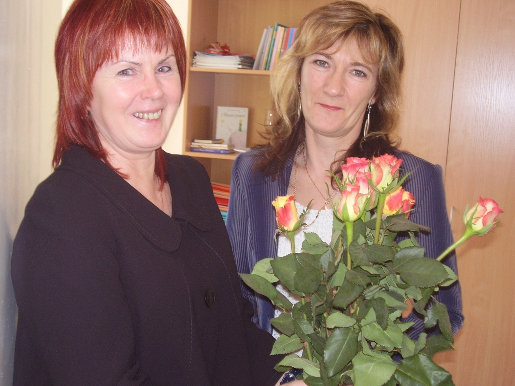 Gaiši krāsotas sienas, jaunas mēbeles un jurģu ciemiņu dāvinātie ziedi Gailīšu pagasta sociālajām darbiniecēm Daigai Supei un Skaidrītei Balodei ļauj aizmirst, ka laukā ass vējš dzenā pelēkus lietus mākoņus.  
Autors: Inga Muižniece