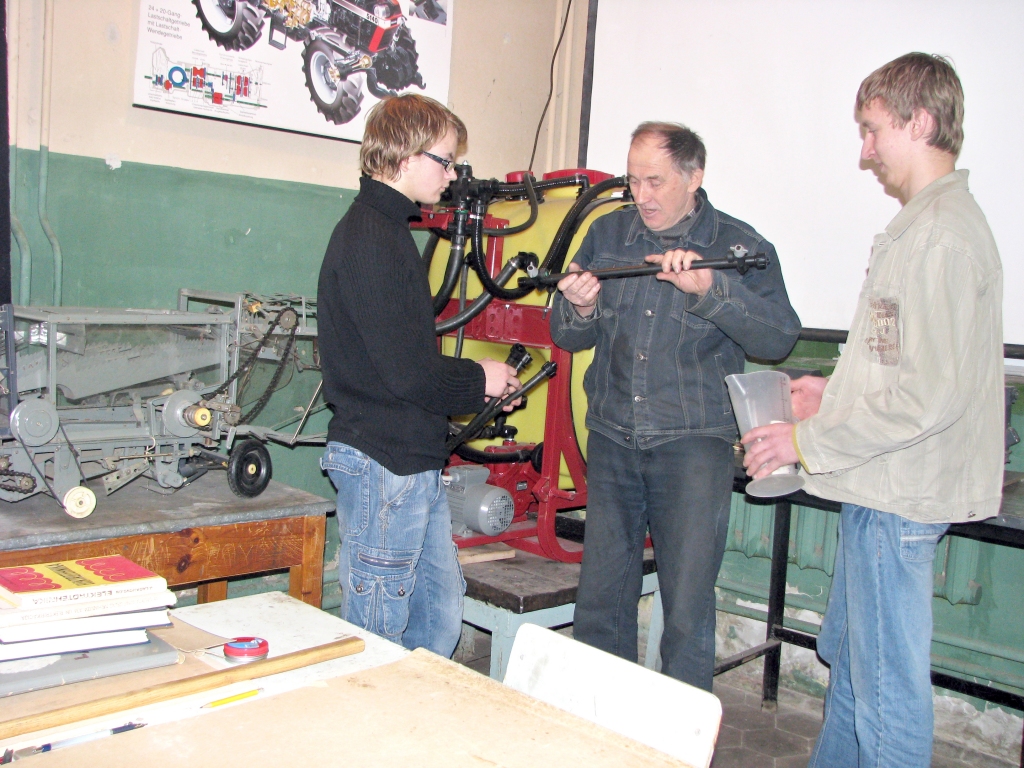 Topošajiem lauku īpašumu apsaimniekotājiem Jānim Hercbergam (no kreisās) un Jānim Pūķim (no labās) gatavoties konkursam «Jaunais profesionālis 2008» palīdzēja Saulaines profesionālās vidusskolas lauksaimniecības mehanizācijas skolotājs Aldis Klemme.
Autors: Juris Iļņickis