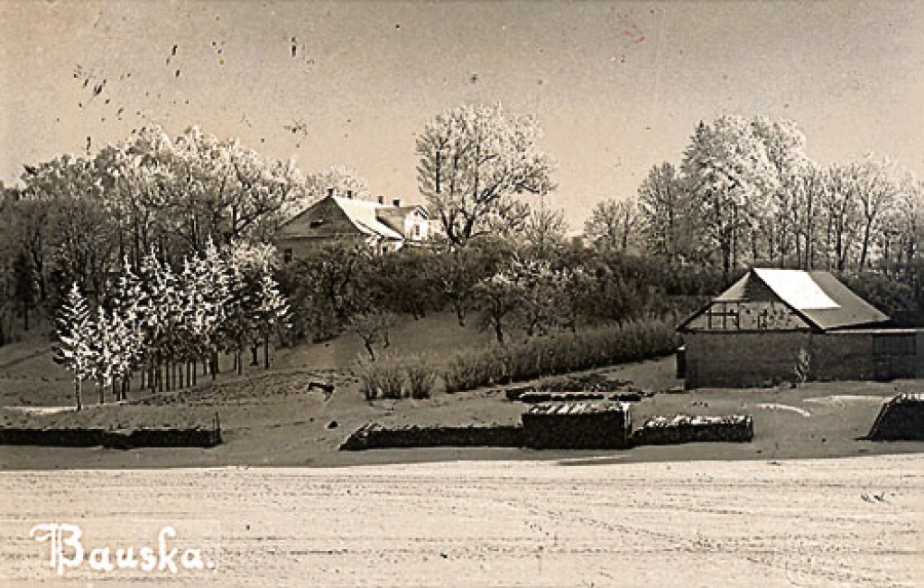 Skats pāri Mēmelei uz Bauskas mācītājmuižu. Tagad - Rīgas ielas gals aiz Vecajiem kapiem. 1920. gadi.
Autors: no Bauskas Novadpētniecības un mākslas muzeja arhīva