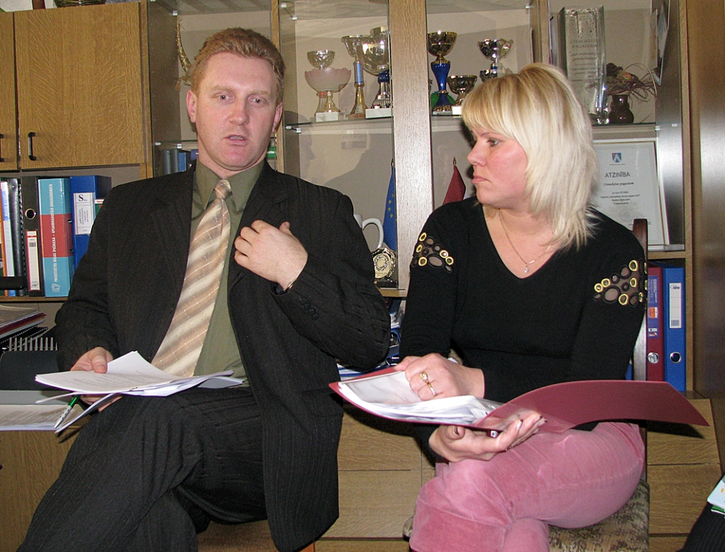 Viļa Plūdoņa muzeja «Lejenieki» pārvaldniece Signe Samsone par paveikto un iecerēm klāstīja klātesošajiem, tostarp arī  deputātam Mārtiņam Cimermanim.
Autors: Vilnis Auzāns