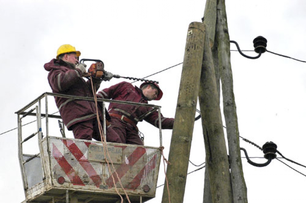 Elektromontieri Kaspars Tenteris (no kreisās) un Gatis Spalis strādā pie bojājuma novēršanas Viesturu pagasta Punslavās.
Autors: Ivars Bogdanovs