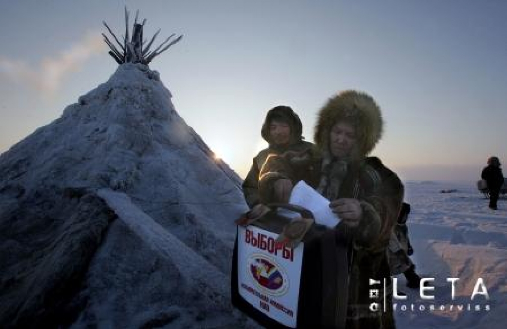 25.02.2008. Krievijas Ņencu apgabala ziemeļbriežu audzētāji balso Krievijas prezidenta vēlēšanās tundrā, kur sarežģīto transporta apstākļu dēļ sākusies balsošana pirms 2.martā paredzētajām Krievijas prezidenta vēlēšanām.
Autors: AFP/LETA
