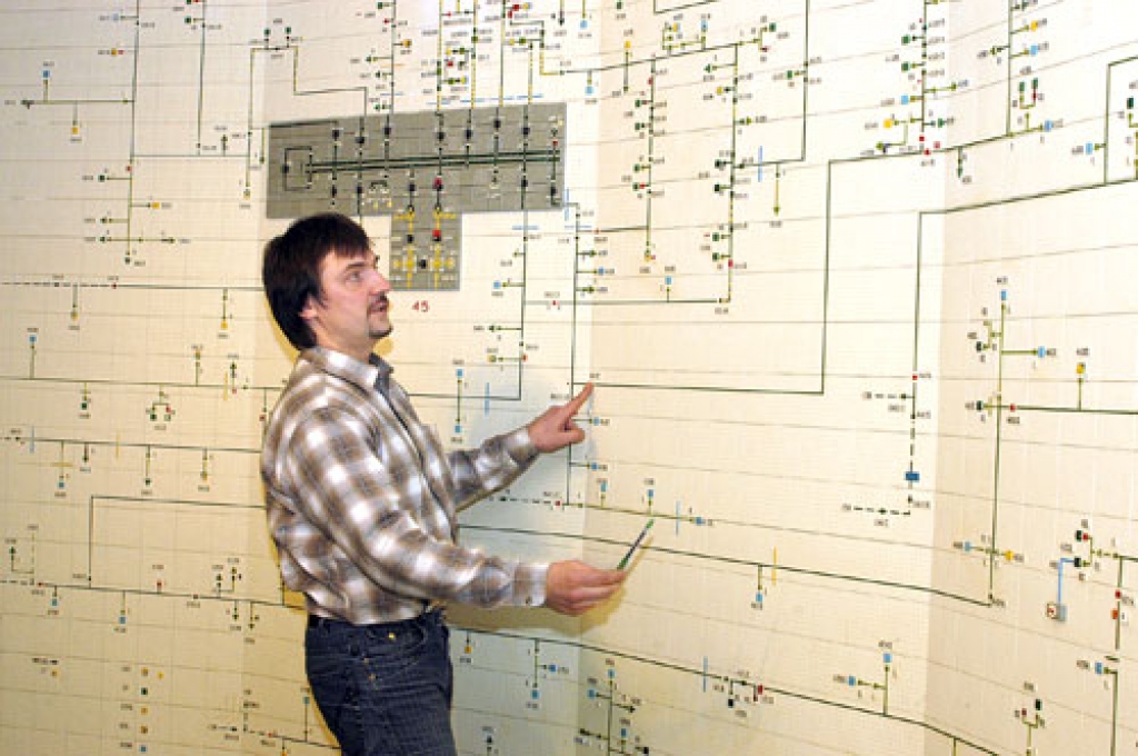 «Latvenergo» akciju sabiedrības «Sadales tīkls» dienvidu reģiona ekspluatācijas Bauskas nodaļas vadītājs Gundars Krūmiņš pie dispečerdienesta elektrolīniju shēmas rāda, kuros posmos nepieciešami remondarbi strāvas atjaunošanai.
Autors: Ivars Bogdanovs