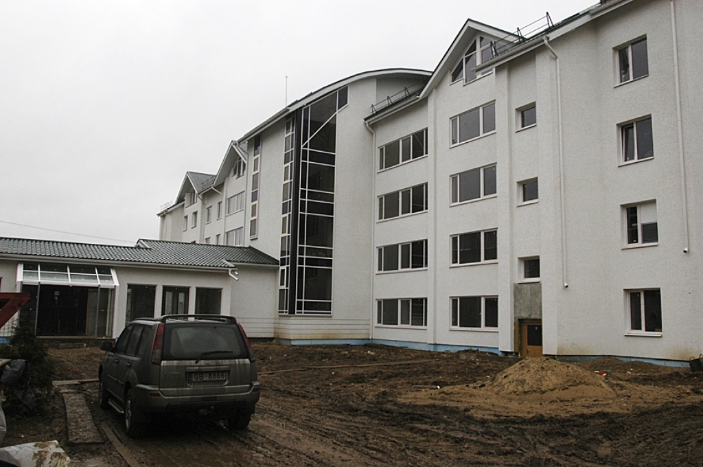 Daudzfunkcionālajā izglītības centrā būs papildu telpas Bauskas 2. vidusskolai, te izvietosies arī pilsētas Mākslas skola. Topošajā ēkā no 2. vidusskolas varēs nokļūt pa izbūvētu gaiteni. Mācību korpusā būs arī lifts. Renovētajā ēkā tiks izvietoti arī 22 pašvaldības dzīvokļi.
Autors: Ivars Bogdanovs