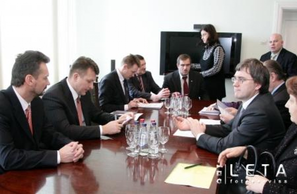 21.02.2008. Satiksmes ministra parlamentārais sekretārs Vitālijs Aizbalts (no kreisās) un satiksmes ministrs Ainārs Šlesers tikšanās laikā ar reģionālās attīstības un pašvaldību lietu ministru Edgaru Zalānu (no labās), lai pārrunātu ar satiksmes organizāciju saistītus jautājumus pēc administratīvi teritoriālās reformas pabeigšanas. 
Autors: LETA