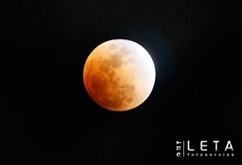 21.02.2008. Floridā uzņemtā fotogrāfijā Zemes ēnas daļēji aizklātais Mēness izskatās sarkans pilna aptumsuma laikā. Nākamais pilnais Mēness aptumsums būs redzams tikai 2010.gada decembrī.
Autors: GETTY IMAGES NORTH AMERICA/LETA