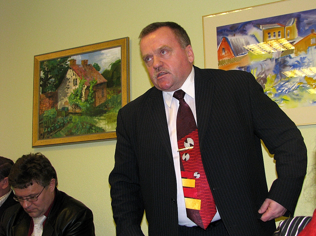 Rajona Padomes priekšsēdētāja vietnieks Valdis Veips: «Neparakstot nomas līgumu uz desmit gadiem, mēs palaidīsim garām lielu naudas summu. Nav taču galvenais, kam ēkas uz papīra pieder, jo tā vai citādi stadions paliek pilsētā, projām to neviens neaizcels.»
Autors: Vilnis Auzāns