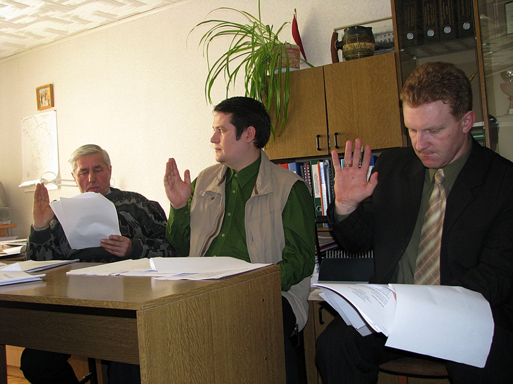 Pēc ilgām diskusijām Ceraukstes pagasta padomes budžetu atbalsta deputāti Vitauts Dzenis (no kreisās), Jānis Karalis un Mārtiņš Cimermanis.
Autors: Vilnis Auzāns