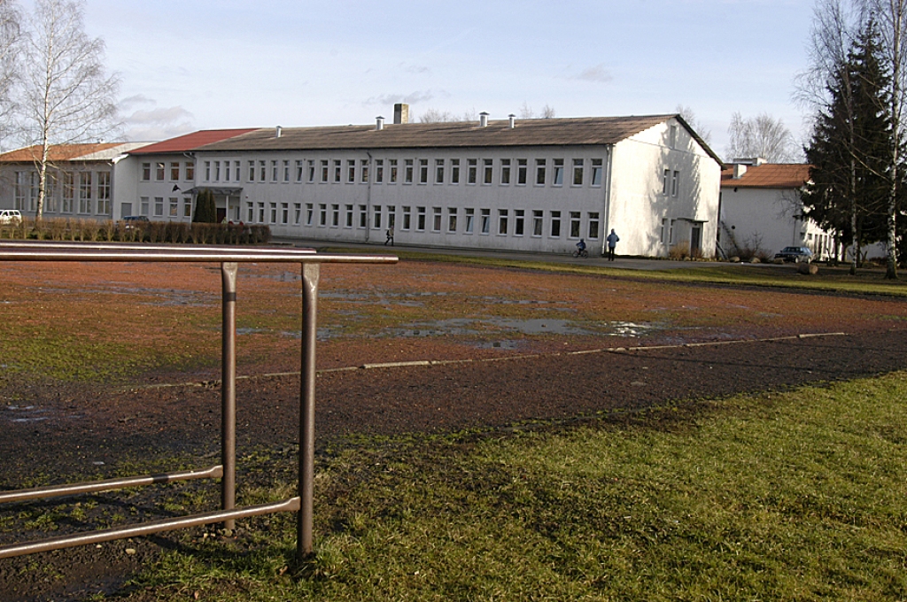 Pašvaldība iecerējusi pie novada lielākās izglītības iestādes, proti, Iecavas vidusskolas būvēt baseinu ar četriem celiņiem. Ēkas savienos koridors. Šogad projektēs minēto uzlabojumu un stadionu.
Autors: Ivars Bogdanovs