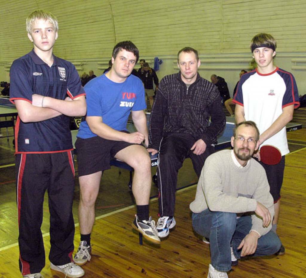Skaistkalnē tenisistus trenē sporta skolotājs Ainārs Eņģelis (priekšplānā). Latvijas komandu sacensībās piedalījās gan viņa bijušie audzēkņi Guntars Štubis (otrais no kreisās), Normunds Ģiedris un tagadējie vietējās vidusskolas skolēni Artis Simaško un Intars Bagdons (pirmais no kreisās). 
Autors: Ivars Bogdanovs