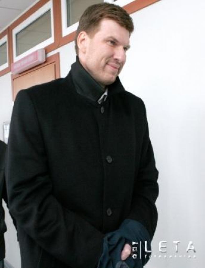 15.02.2008. Korupcijas novēršanas un apkarošanas biroja aizturētais bijušais Rīgas domes Pilsētas attīstības departamenta direktors Vilnis Štrams konvoja pavadībā tiek nogādāts Rīgas Vidzemes priekšpilsētas tiesā, kas lems par viņam piemērojamo drošības līdzekli.
Autors: LETA