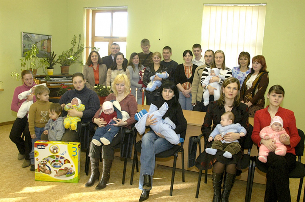 Dvīņu vecāki un vēl 23 ģimenes, kurās šogad piedzimuši bērniņi šodien, 14. februārī, saņēma pilsētas pašvaldības dāvanu. 
Autors: Ivars Bogdanovs