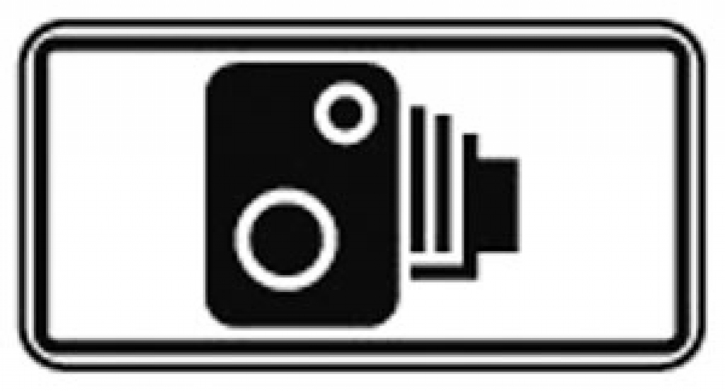 Ir arī jaunas ceļu satiksmes zīmes. Piemēram, ir izveidota papildzīme «Fotoradars».
Autors: www.csdd.lv