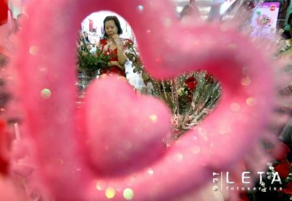 14.02.2007. Kāda Džakartas iedzīvotāja 14.februārī izvēlās Valentīna dienas dāvanu. Tikmēr Indonēzijas augstākā musulmaņu tiesa Valentīna dienas svinības pasludinājusi par nelikumīgām.
Autors: AFP/LETA