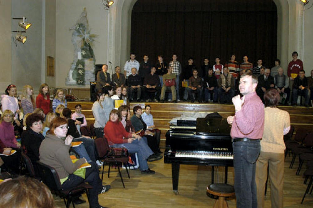 Rajona koru mēģinājumu vada Uģis Matvejs (priekšplānā). 
Autors: Ivars Bogdanovs