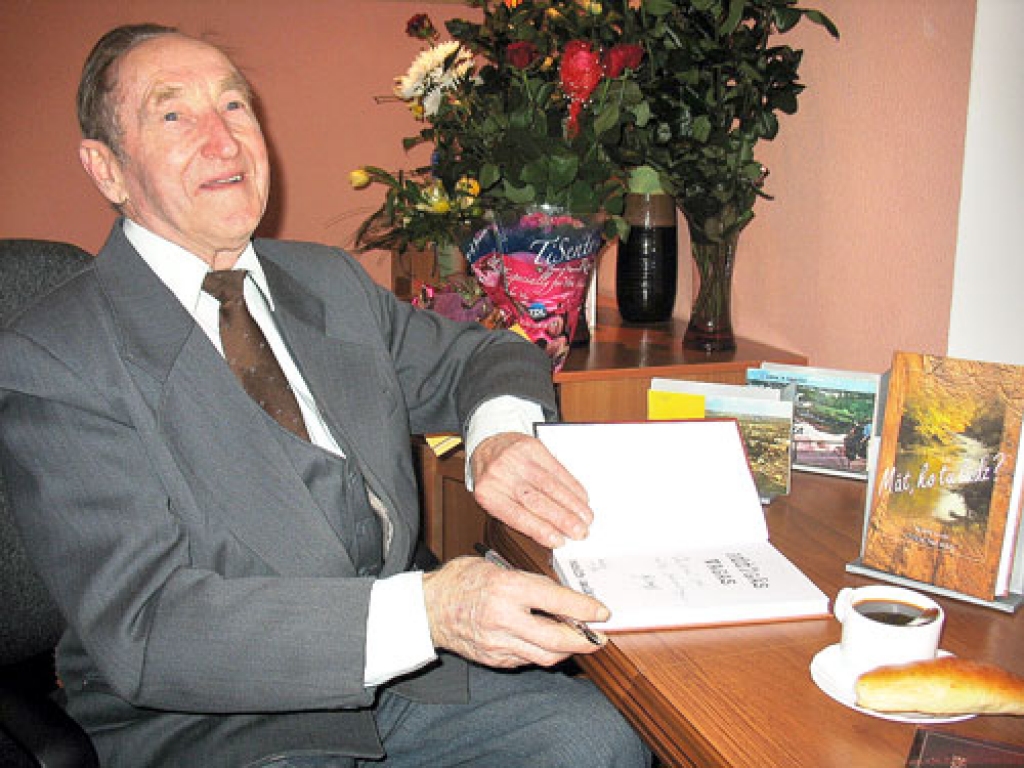 Rūdolfa Saulāja mājās ir vairāk nekā trīs tūkstoši kalendāru un vairāku latviešu dzejnieku darbu. Visas dzīves garumā 85 gadus vecais literāts aizrāvies tieši ar šīm divām lietām.
Autors: Vilnis Auzāns