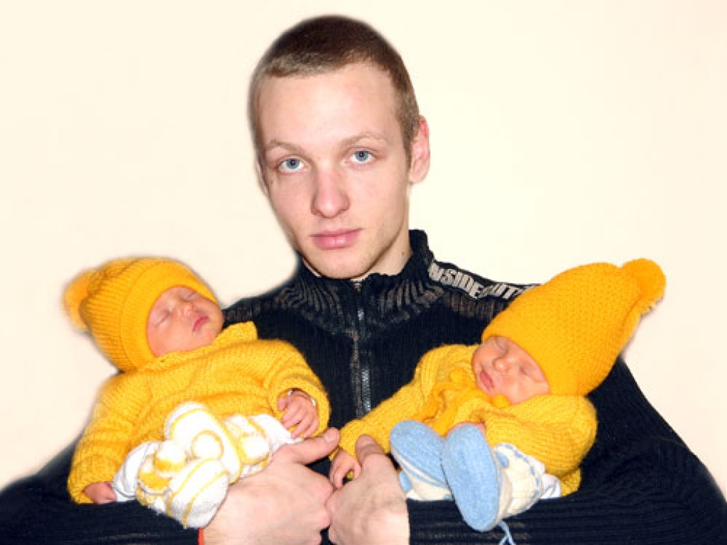 Brīdi pirms došanās mājās ar dvīnīšiem – dēliņu un meitiņu – dzemdību nodaļā nofotografējies tētis Mārtiņš Miķelsons.
Autors: Laimdota Neikšāne