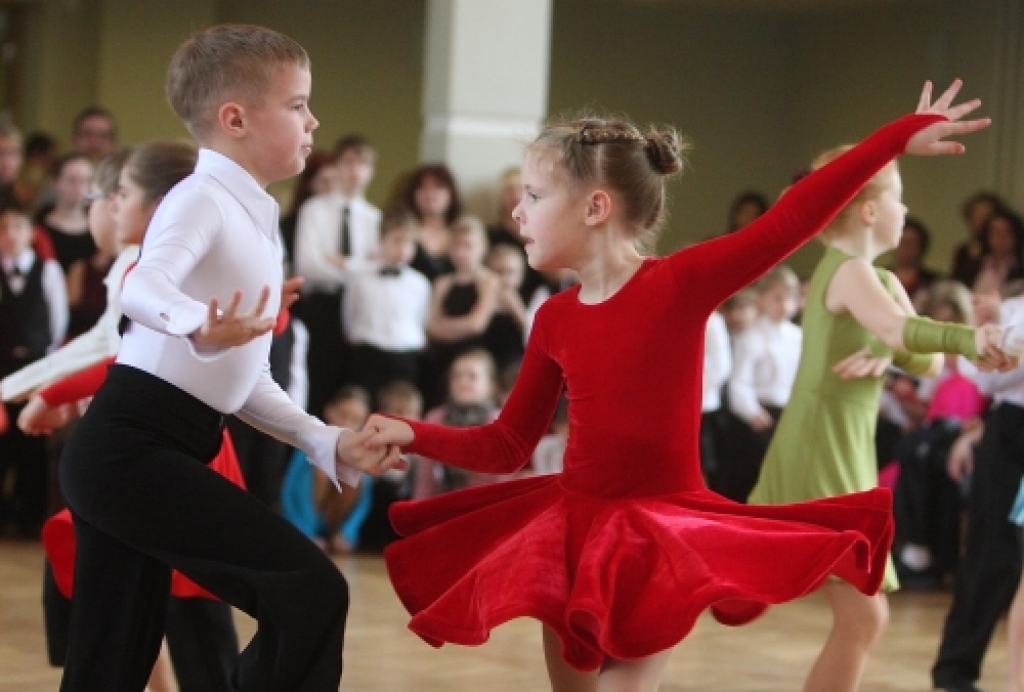 Sacenšas jaunie dejotāji otrās klases skolēnu grupā.
Autors: www.zz.lv