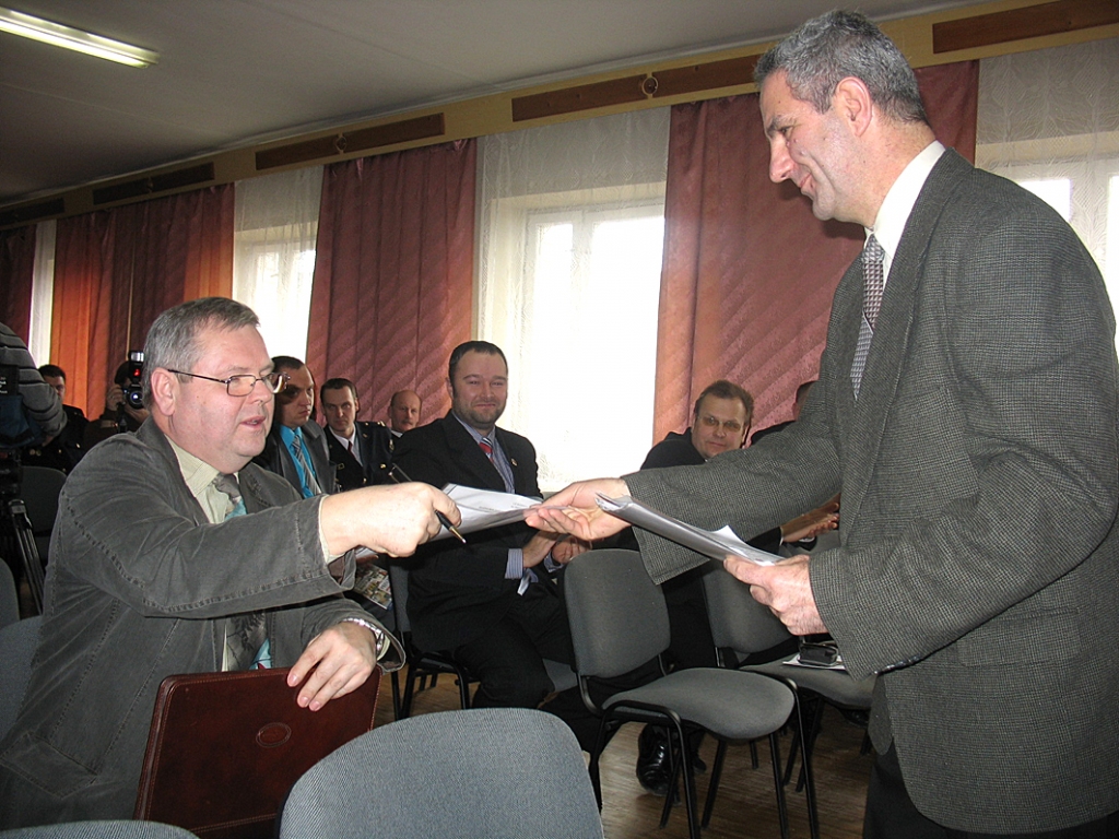 NPA valdes priekšsēdētāja vietnieks Andrejs Melnalksnis (no labās) nodod Valsts Policijas priekšniekam Aldim Lieljuksim priekšlikumus iekšlietu ministrijas sistēmas darbinieku materiālā un sociālā stāvokļa uzlabošanai. 
Autors: Vilnis Auzāns