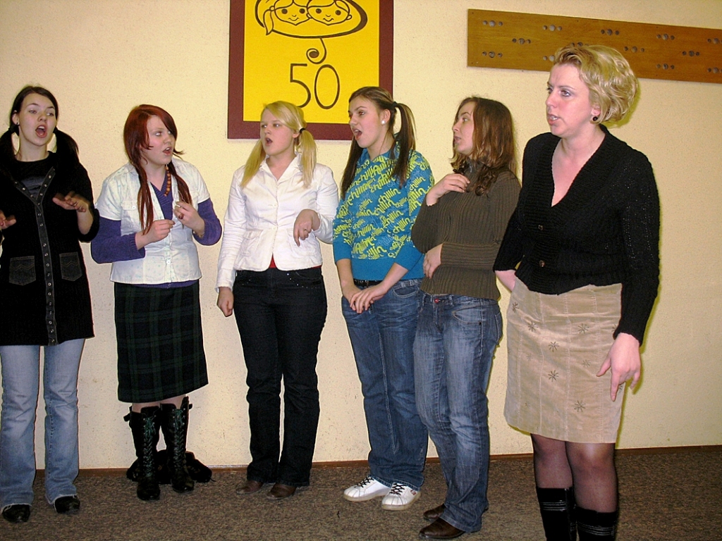 Vecumnieku pagasta meiteņu kora «Via Stella» grupas dalībnieces mēģinājumā ieklausās vadītājas Lienes Batņas norādījumos.
Autors: Vilnis Auzāns