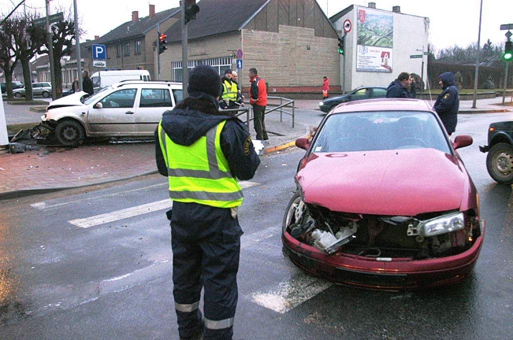 Kārtējā avārijā Kalna un Plūdoņa ielas krustojumā sadūrušies divi automobiļi. Cietušo par laimi nav, bojāti transporta līdzekļi, cietusi arī 