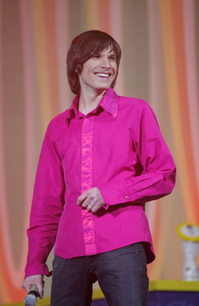 Dziedātājs Andris Ērglis uz Ventspils olimpiskā centra skatuves izpilda savu populārāko dziesmu «Ripoja akmens».
Autors: Māris Buholcs