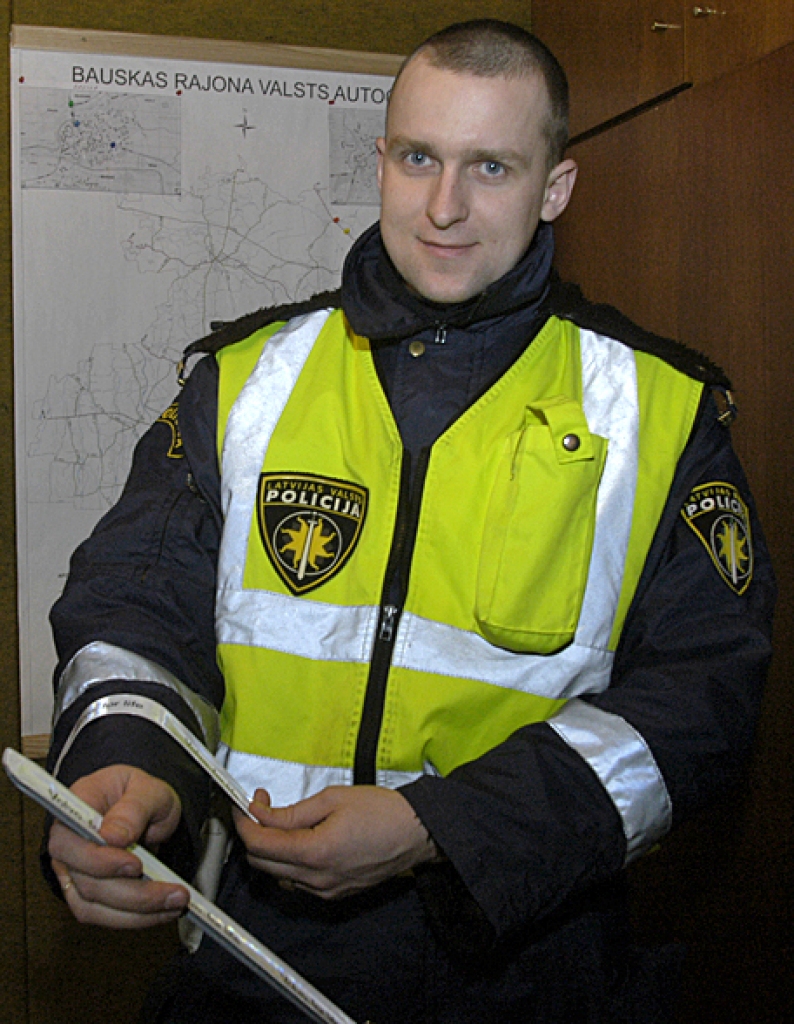 Bauskas rajona Policijas pārvaldes Ceļu policijas inspektors Nauris Jonass dāvās atstarotājus tiem gājējiem, kuri tumsā nebūs labi saskatāmi.
Autors: Ivars Bogdanovs