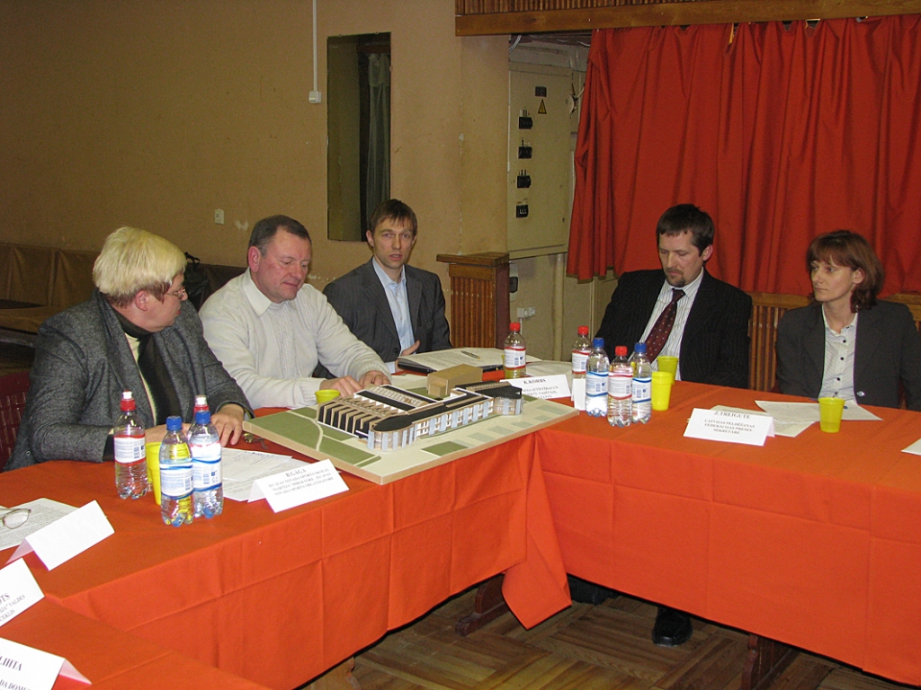 Sporta un atpūtas kooperatīvās sabiedrības «Dartija» valdes priekšsēdētājs Guntis Pakalns (otrais no kreisās) prezentēja bāzes pārvērtības.
Autors: Juris Iļņickis