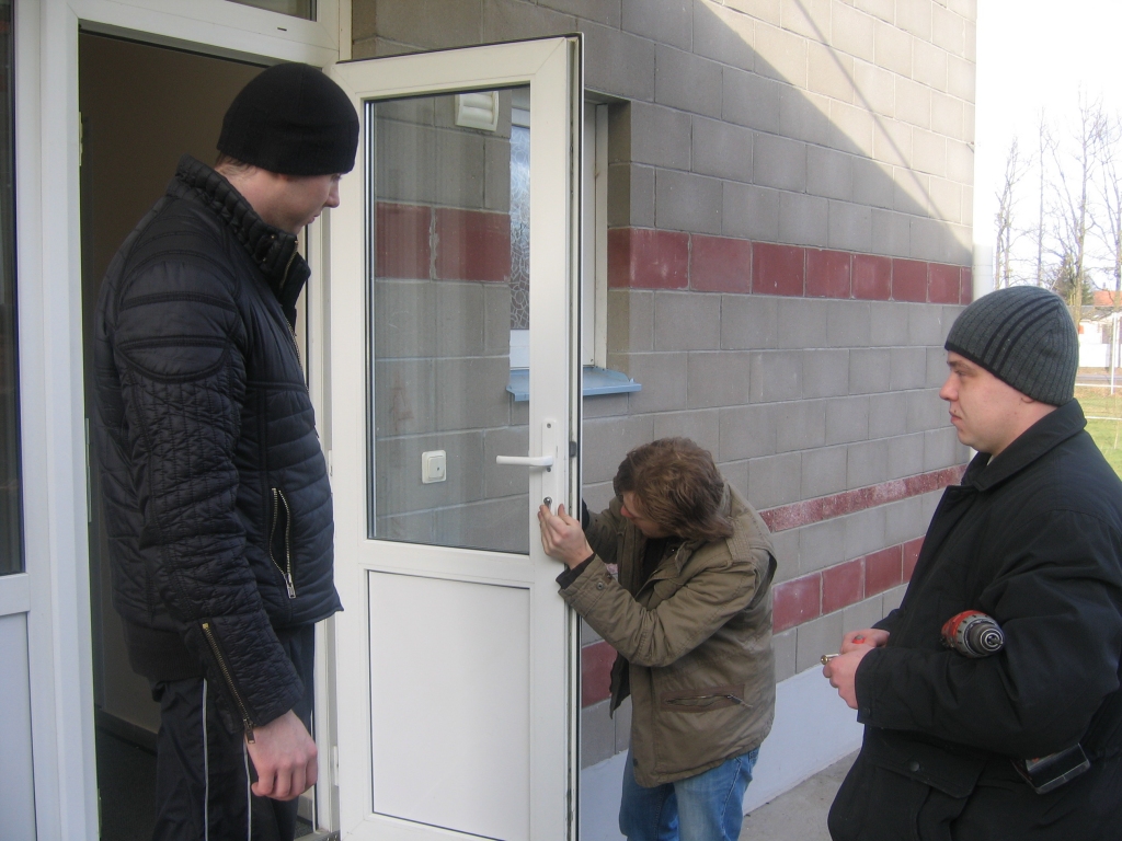 Akciju sabiedrības «ASSABalt» meistari montē jaunās atslēgas Īslīces SOS bērnu ciematā.