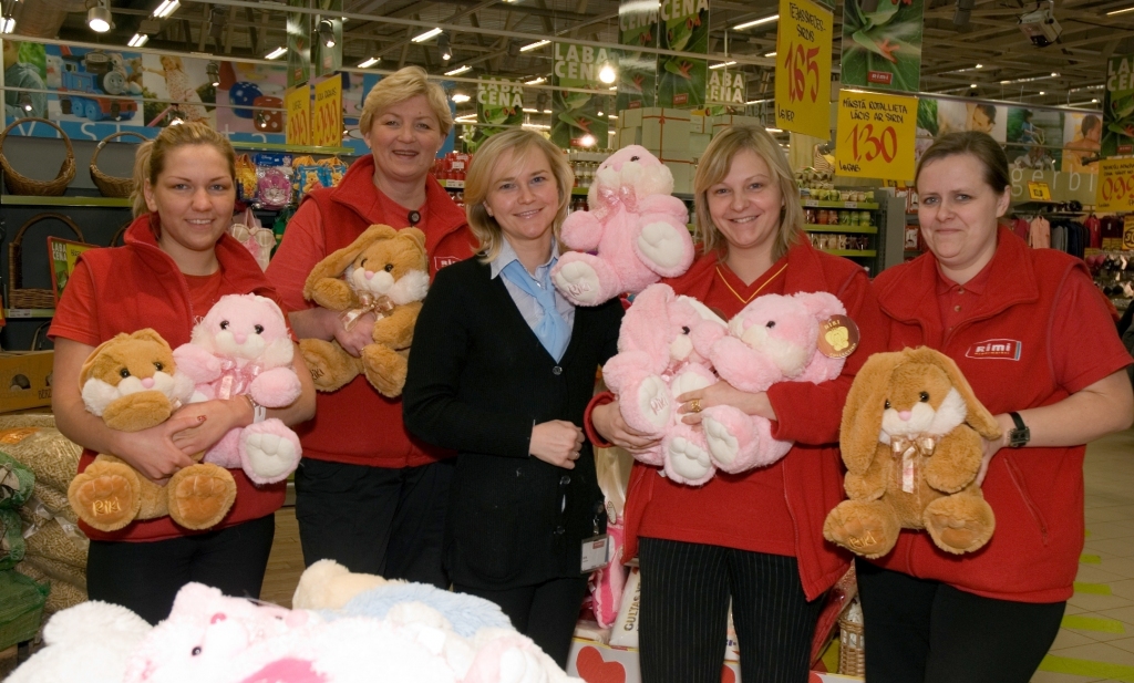«Rimi Valdemārs» (Rīgā) veikala direktore Rita Kraule ar kolēģēm.
Autors: Publicitātes foto