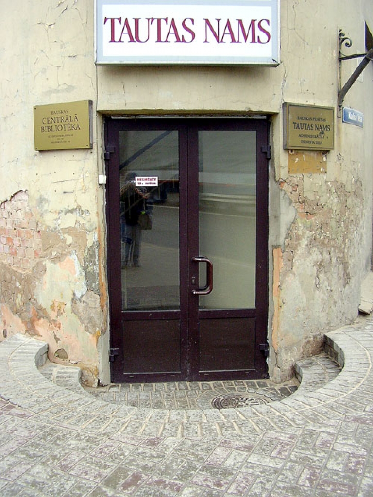 Viens no Bauskas simboliem – Tautas nams – nākamajā gadā varētu iegūt atjauninātu un skaistu fasādi. Pašlaik apdrupusī ēka nav laba Bauskas reklāma.
Autors: Uldis Varnevičs