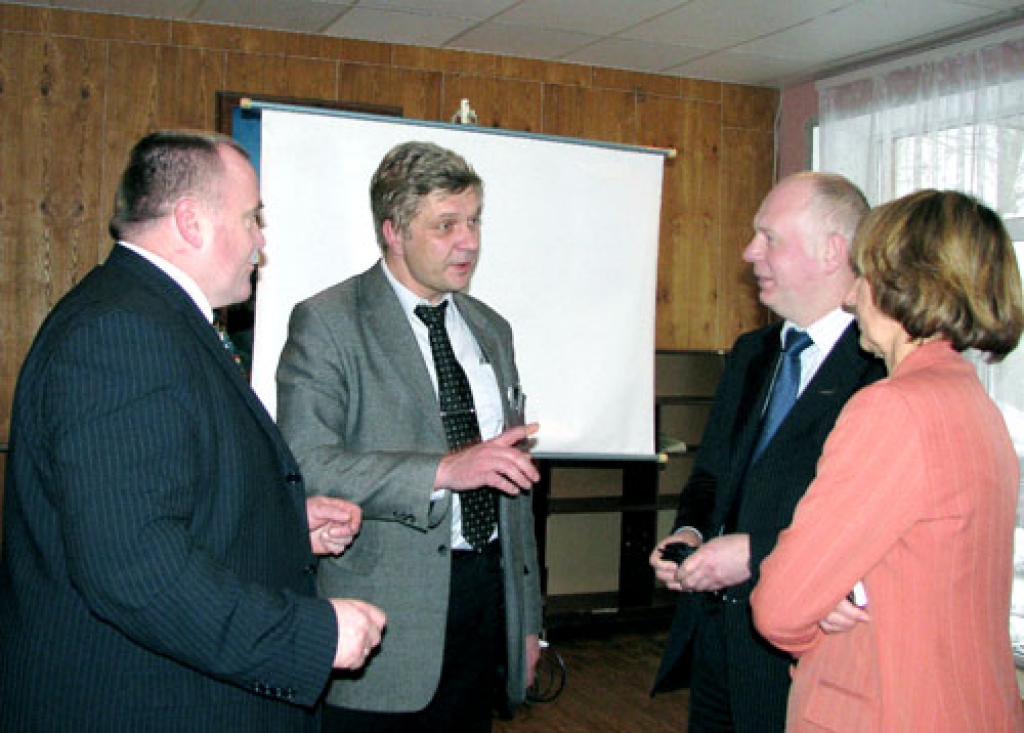 Par Bauskas rajona pašvaldību interneta tīkla modernizāciju spriež rajona pašvaldības vadītāja vietnieks Valdis Veips (no kreisās), SIA «Komerccentrs DATI grupa» pārstāvji Voldis Zujs un Aldis Gulbis, kā arī rajona Padomes izpilddirektore Dagnija Ludrika.
Autors: Juris Iļņickis