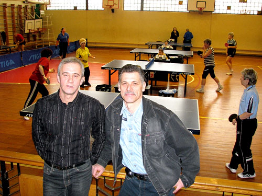 Iecavnieks Roalds Cildermanis (no labās), sākot ar šo sezonu, sacenšas 50 gadu vecu vīriešu grupā, kurā sīvs sāncensis viņam ir smiltenietis Juris Siliņš, veterānu spēļu otrās vietas ieguvējs.
Autors: Juris Iļņickis