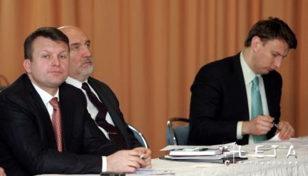 02.02.2008. Satiksmes ministrs Ainars Šlesers (no kreisās), Ministru prezidents Ivars Godmanis un īpašu uzdevumu ministrs sabiedrības integrācijas lietās Oskars Kastēns piedalās partijas LPP/LC domes sēdē.
Autors: LETA