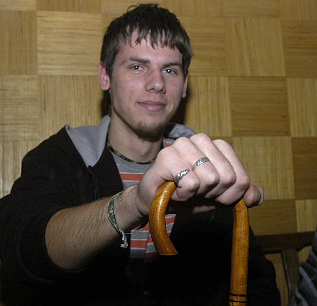 Ar ceļa spieķi rokā Elvis Brencis, Bauskas 1. vidusskolas 12.d klases skolnieks, gatavs doties lielajā dzīvē. 
Autors: Ivars Bogdanovs