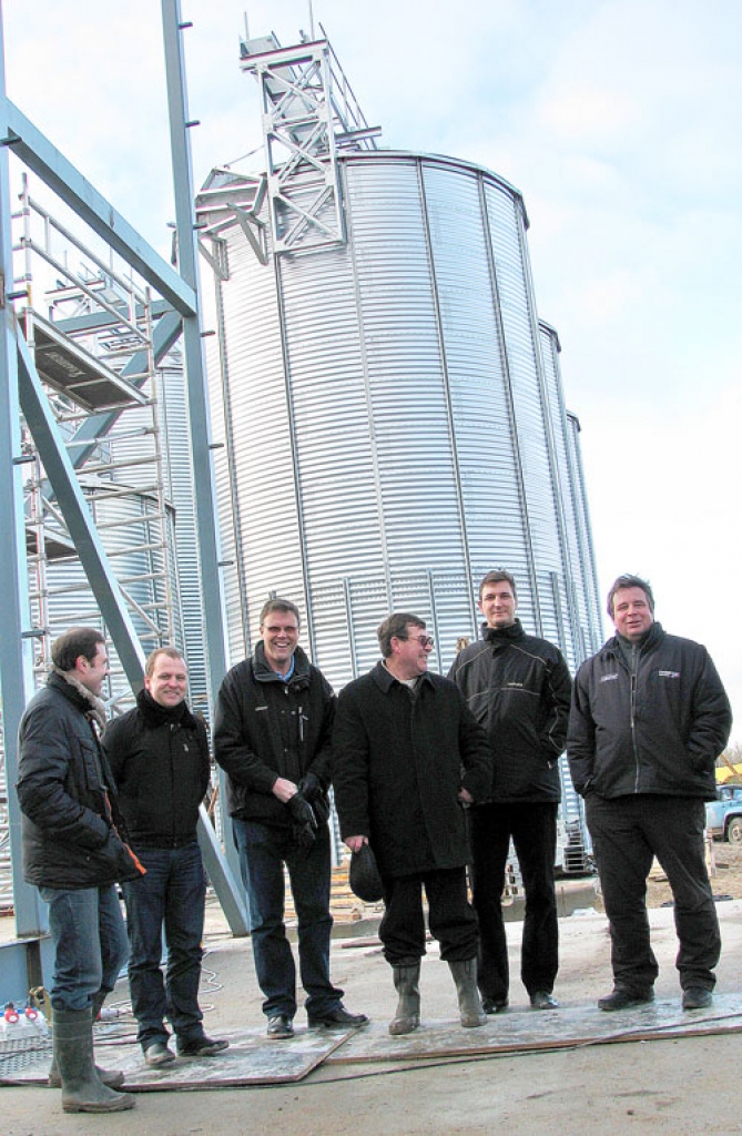 «Veģi» – tāds nosaukums dots topošajam kompleksam, kura būvniecība rūp gan pasūtītājai, SIA «PS Līdums», gan darbu veicējiem, kuri regulāri satiekas objektā. 31. janvārī celtniecības gaitu vērtēja Guntis Laizāns (no kreisās), Andris Drinks, Kārls Oto Knops,  Aleksandrs Vaščenko, Jānis Cers un Gatis Karlovs.
Autors: Vilnis Auzāns