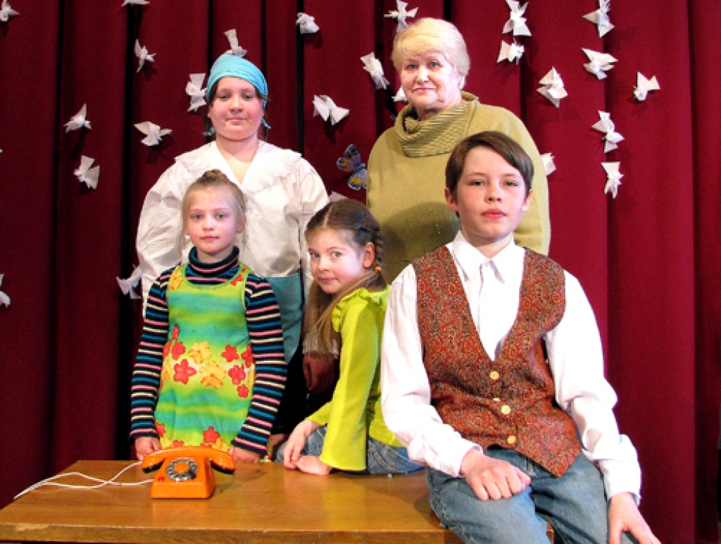 Īslīces vidusskolas skolēni Ina Andrejenko, Agnija Undzēna, Justīne Kocere, Raivis Skujevskis iejutās Valda Rūmnieka ludziņā «Lielā diena Tarkšķu zemē». Kopā ar viņiem vadītāja Lūcija Zvejniece.
Autors: Laimonis Šulcs