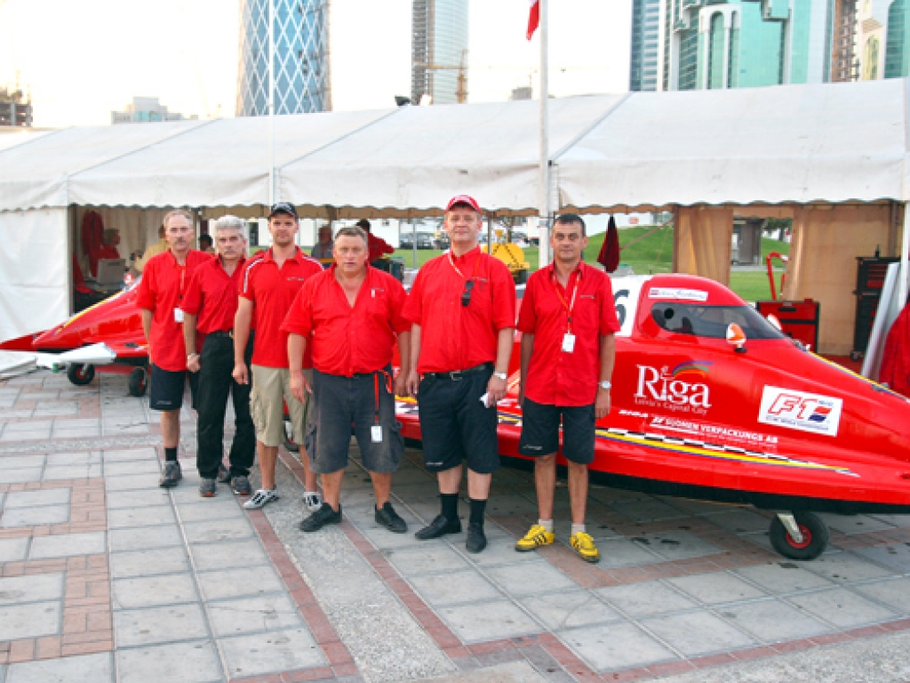 Uvja Slaktera veiksmīgu startu Katarā nodrošināja komandas saliedēts veikums. Miervaldis Zaharčenoks (no kreisās), Aivars Lenerts, Uvis Slakteris, Sergejs Atamanovs, Atis Slakteris un Juris Slavītis saprotas no pusvārdiem.
Autors: Miervaldis Zaharčenoks