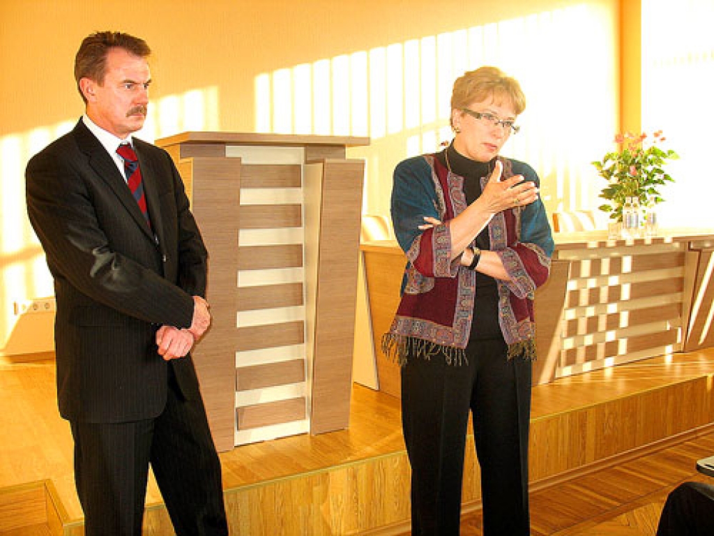 Bauskas rajona Padomes zālē interesentus uzrunā topošās jaunās partijas veidotāji Sandra Kalniete un Ģirts Valdis Kristovskis.
Autors: Ivars Bogdanovs