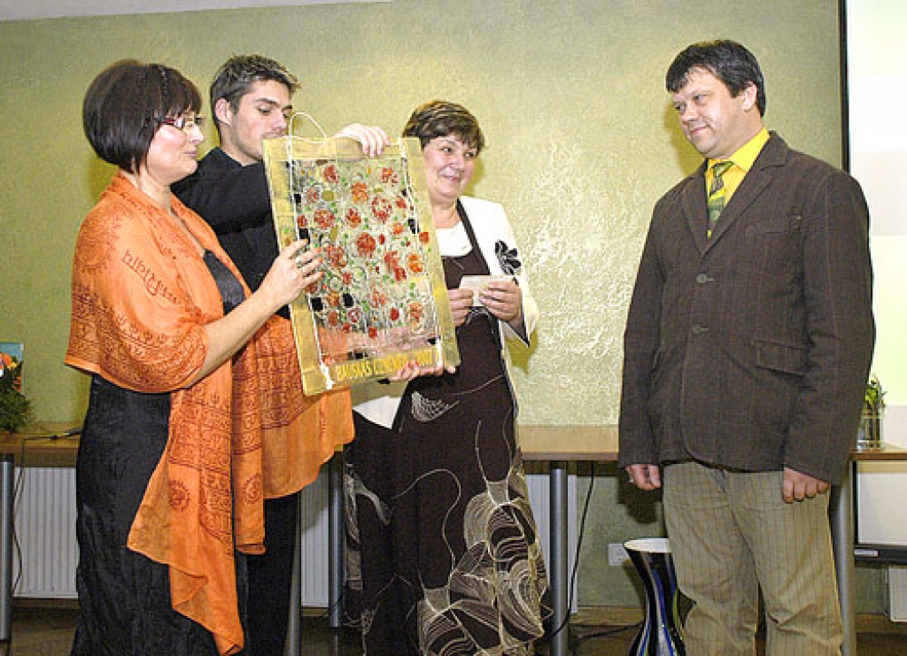 Gada uzņēmēja balvu, kurā attēlota ābele – darba un tā augļu simbols, uzņēmējam Egilam Milleram (no labās) pasniedz laikraksta «Bauskas Dzīve» galvenā redaktore Anita Rozentāle (no kreisās), vakara vadītājs Andrejs Nagodkins un pagājušā gada balvas ieguvēja SIA «PS Līdums» ražošanas direktore Daina Dūrēna.
Autors: Ivars Bogdanovs