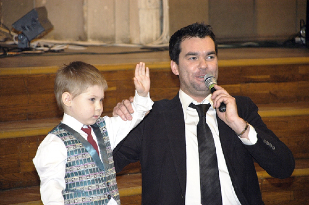 Koncerta vadītājs Māris Grigalis rosināja skatītājus sumināt šīsnedēļas jubilārus. Viens no viņiem bija mazais Kristaps.
Autors: Ivars Bogdanovs