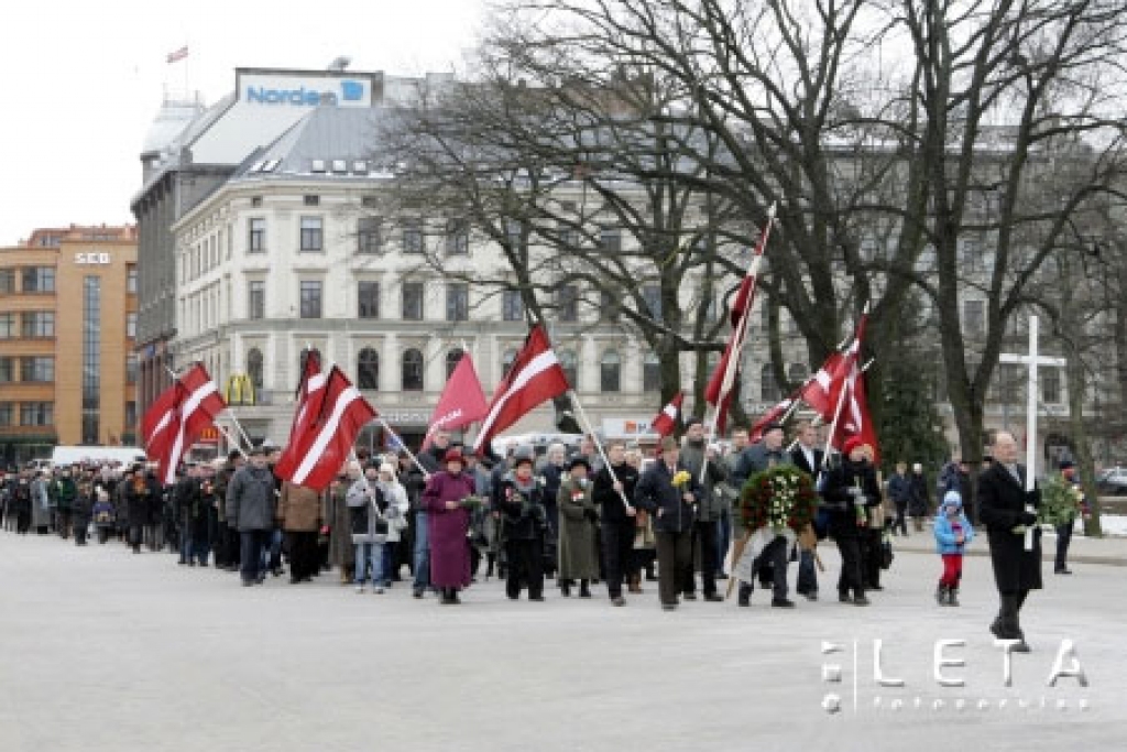 Politiski represēto biedrības organizētais gājiens no Okupācijas muzeja uz Brīvības pieminekli Komunistiskā genocīda upuru piemiņas dienā.
Autors: LETA