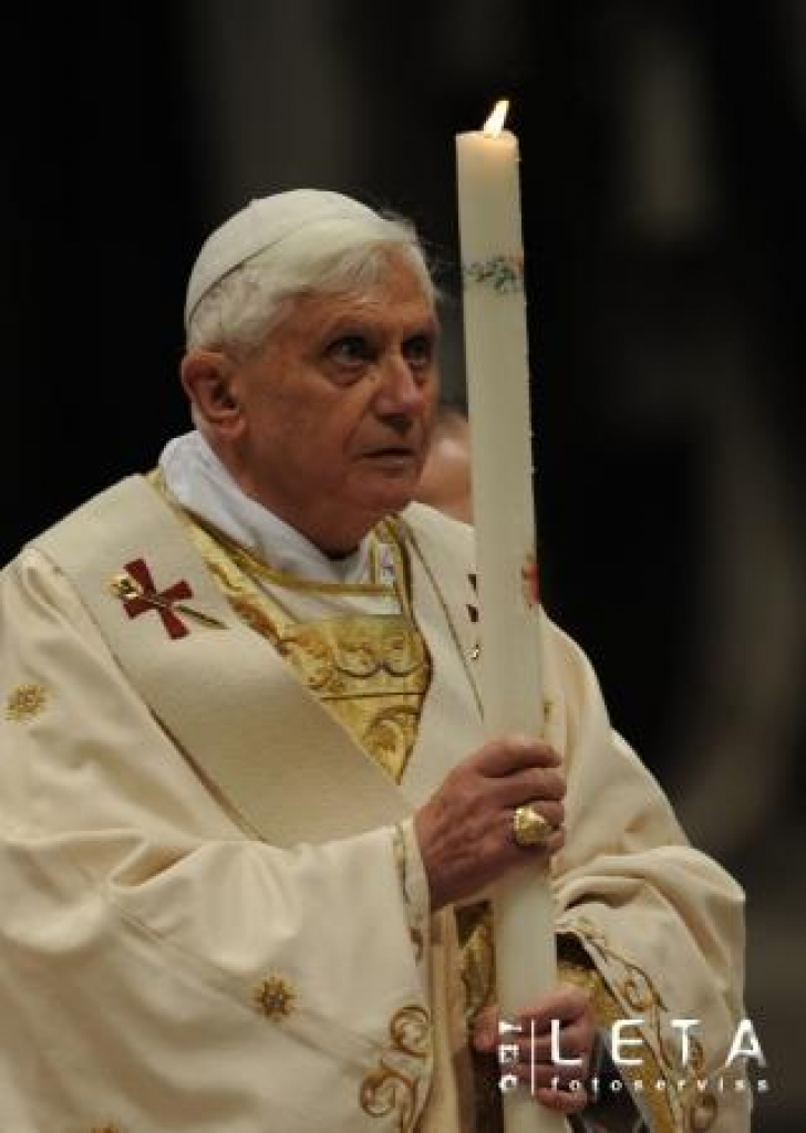 22.03.2008. Pāvests Benedikts XVI 22.martā Svētā Pētera bazilikā Vatikānā Lieldienu nakts dievkalpojuma laikā.
Autors: AFP/LETA
