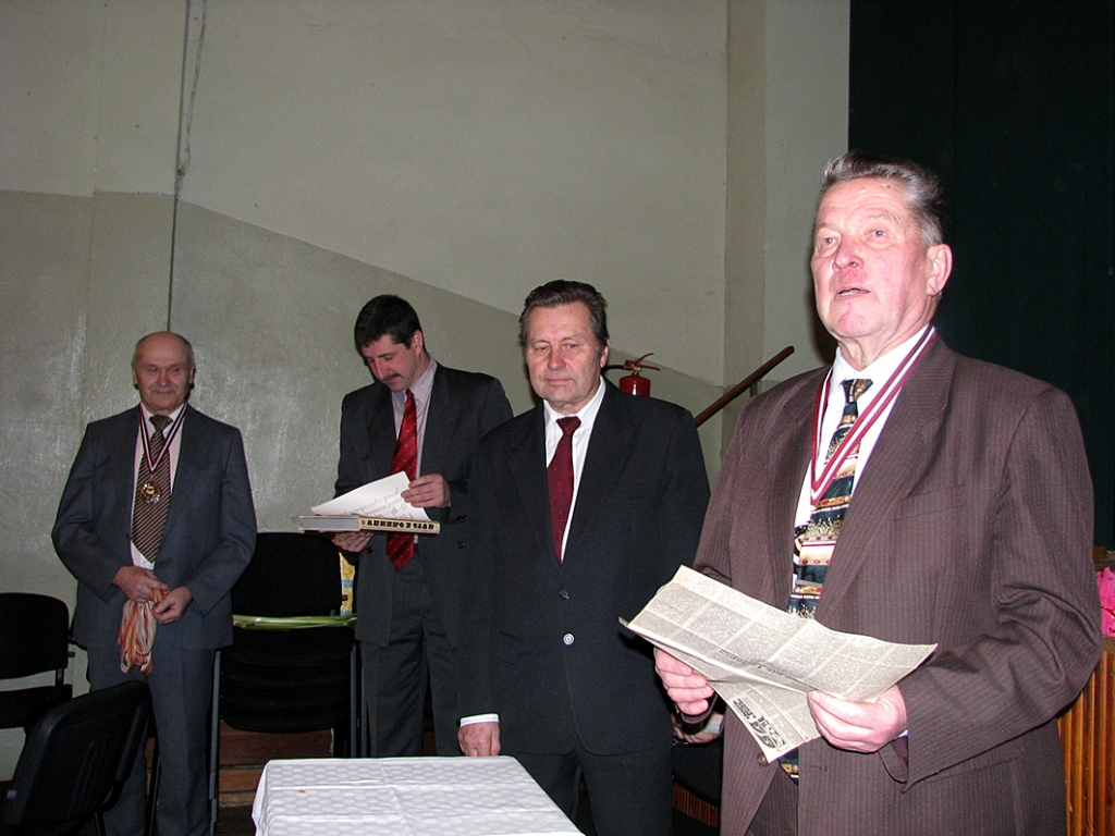 Kādreizējais mežotnieks Pēteris Briedis (no labās) saglabājis interesantus materiālus par sporta norisēm un dāvināja tos Guntim Mašinskim (otrais no kreisās), kurš tagad vada sporta darbu Mežotnes pagastā. 
Autors: Juris Iļņickis