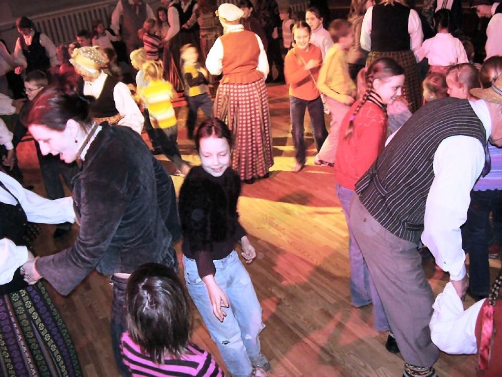 Trejdeviņi, trejdeviņi, kam tie divi, tam bij gana kam nav divi, tas skrien un meklē.
Autors: Uldis Varnevičs