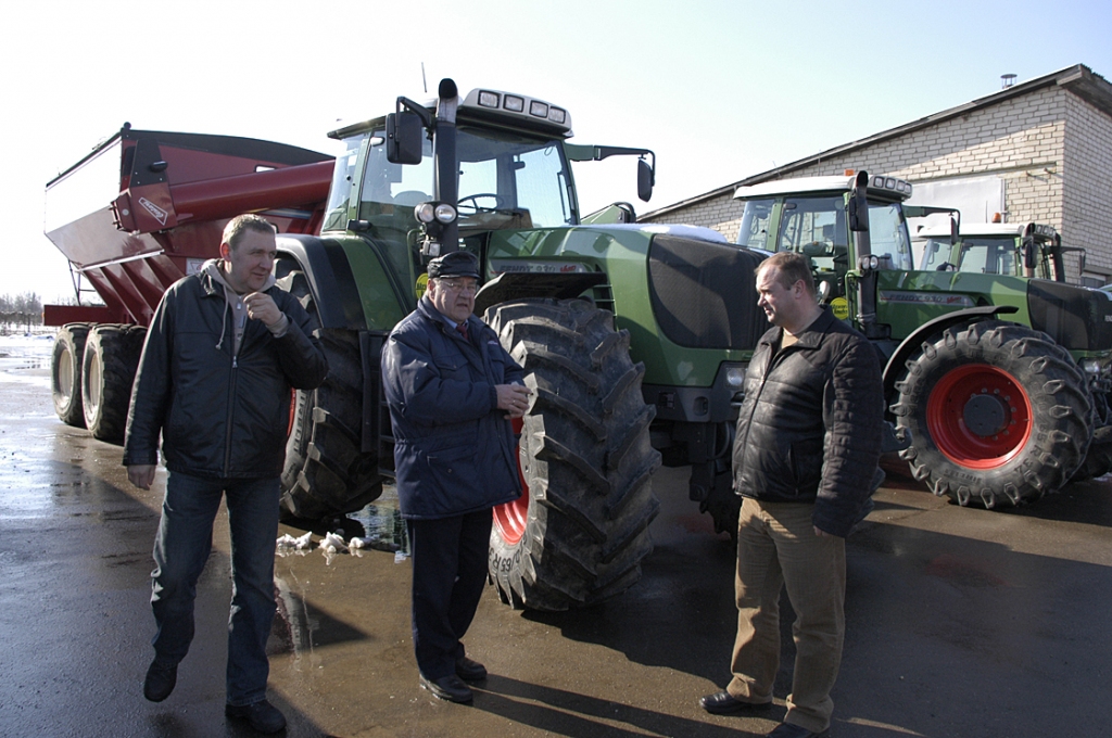 SIA «Uzvara-Lauks» galvenais vilcējspēks ir «Fendt» traktori, kam raksturīgs mazāks dīzeļdegvielas patēriņš salīdzinājumā ar citu firmu tehniku. Sabiedrības lauksaimniecības tehnikas inženieris Armands Štraumanis, valdes priekšsēdētājs Arnis Vējš un skates vadītājs Maigonis Jēgers rezumē pārbaudē redzēto.
Autors: Ivars Bogdanovs