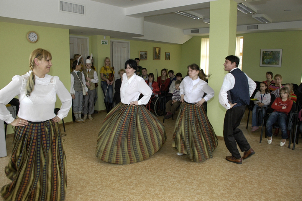 Iecacas sociālās aprūpes centra jauniešiem arī sagādāti tautiskie brunči un pāris danču apgūti divu mēnešu laikā.
Autors: Ivars Bogdanovs