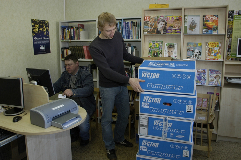 SIA «Komerccentrs DATI grupa» informātikas sistēmu inženieri Agris Rāgs (no kreisās) un Mārtiņš Litaunieks tikko ir uzstādījuši datoriekārtas Bauskas bērnu bibliotēkā.
Autors: Ivars Bogdanovs
