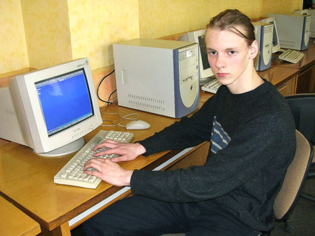 Kaspars Ozols ir labi apguvis prasmi strādāt ar datoru, ieskaitot mākslu rakstīt bez skatīšanās uz klaviatūru, tas palīdz veikt darbus ātrāk. Ātrums un precizitāte savienojumā ar programmēšanas spējām ir labu panākumu atslēga programmēšanas olimpiādē. 
Autors: Uldis Varnevičs